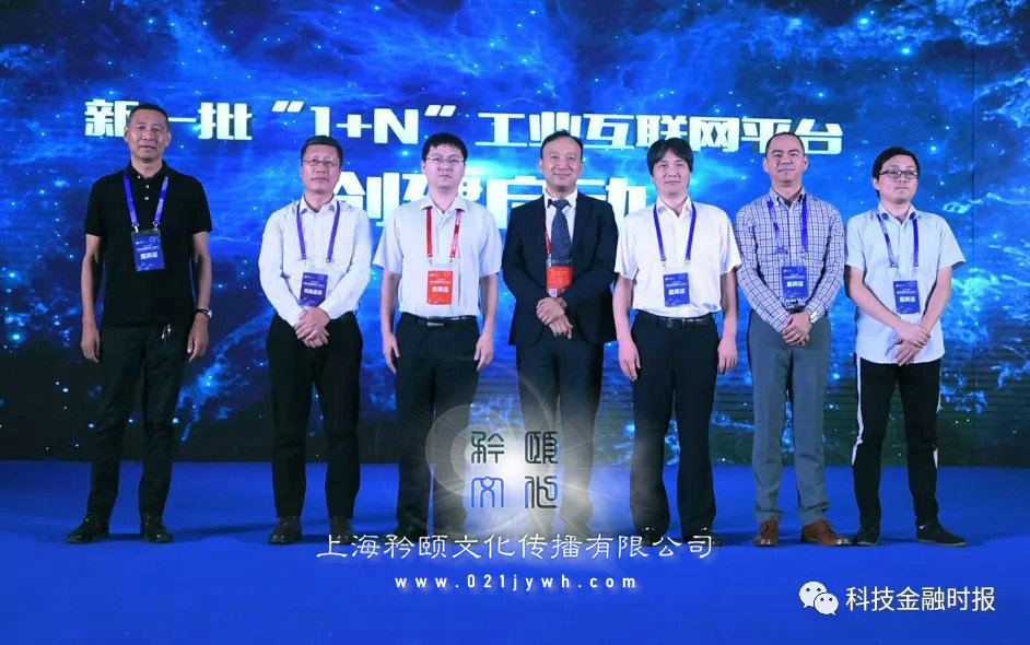 會議感謝信該怎么寫？ 此次全國性會議的順利舉辦，得益于佛山方面的鼎力支持與幫助。為表示謝意，會務(wù)組以中國×××××和省×××××的名義發(fā)函，感謝東道主上海市的巨大付出與盛情款待。 中國××××××2020年年會感謝信 上海市委、市政府： ×月×日至×日，中國××××××2020年年會暨落實科學(xué)發(fā)展觀推進(jìn)行政管理體制改革會議在上海市上海市成功舉行。中國××××××負(fù)責(zé)人×××，中央編辦副主任×××，上海市委副書記×××，省委常委、上海市委書記×××等領(lǐng)導(dǎo)出席會議，上海市委副書記、市長×××代表上海市委、市政府在開幕式上致辭。國務(wù)院辦公廳、國家發(fā)展改革委、中央政策研究室等中央有關(guān)部門及上海市委、省政府相關(guān)部門的負(fù)責(zé)人一同出席了開幕式，來自全國各省、市、自治區(qū)黨政部門的實際工作者及部分理論工作者共380多人參加了會議。會議代表圍繞深化行政體制改革的主題，進(jìn)行了深入探討，提出了許多新觀點、新理念、新見解，對于推進(jìn)行政體制改革和政府管理創(chuàng)新，推動經(jīng)濟(jì)社會全面發(fā)展將產(chǎn)生廣泛而深遠(yuǎn)的影響。20多家國內(nèi)主流媒體對會議進(jìn)行了跟蹤報道，與會領(lǐng)導(dǎo)、代表及有關(guān)方面對會議給予了高度評價。 這次會議的順利舉辦，得益于貴市領(lǐng)導(dǎo)的遠(yuǎn)見卓識和對行政改革事業(yè)的高度重視，得益于貴市政府的通力協(xié)作和財力、物力、人力上的巨大支持。貴市為大會的勝利召開搭建了強(qiáng)而有力的平臺，提供了全方位的保障，確保了會議的圓滿成功；貴市為大會在行政管理體制改革領(lǐng)域所作的經(jīng)驗介紹及食宿、參觀、考察方面的精心安排，充分反映出佛山改革開放的力度與水平，展示出禪城人的熱情、友好、修為與氣度，令與會代表耳目一新、贊不絕口。在此，謹(jǐn)表誠摯的謝意和崇高的敬意！衷心期待與貴市的再度交流與合作！ 恭祝事業(yè)大發(fā)展，業(yè)績更輝煌！ 中國×××××× 上海市×××××× 2020年×月×日