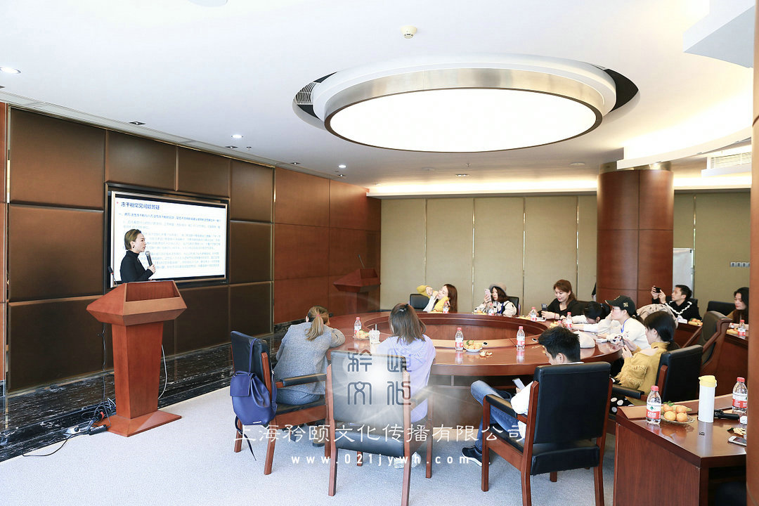 會議邀請函的寫法？ 1．?dāng)M訂邀請省內(nèi)專家撰寫文章的函；確定部分以文與會的專家名單，并發(fā)函邀請其參會。 附文 上海市企業(yè)管理創(chuàng)新會議邀請撰寫文章的函 尊敬的×××教授： 加強企業(yè)自身建設(shè)，推進(jìn)企業(yè)管理創(chuàng)新，是建設(shè)為民、務(wù)實、清廉企業(yè)的需要，也是我省加快經(jīng)濟(jì)社會發(fā)展的需要。2020年以來，我省各地各部門積極貫徹落實科學(xué)發(fā)展觀，努力推動企業(yè)管理創(chuàng)新，重點在公共服務(wù)、政務(wù)公開、基層民主、科學(xué)決策、公民參與和法制建設(shè)等方面進(jìn)行了許多大膽的改革與創(chuàng)新，取得了積極良好的成效。為了更好地貫徹落實黨的十七大及國務(wù)院電視電話會議關(guān)于推進(jìn)企業(yè)自身建設(shè)的有關(guān)精神，經(jīng)省企業(yè)主要領(lǐng)導(dǎo)同意，擬以省企業(yè)名義于12月底在深圳市召開上海市企業(yè)管理創(chuàng)新會議，梳理和總結(jié)我省各級企業(yè)自身建設(shè)和管理創(chuàng)新的實踐成果，推動我省企業(yè)管理創(chuàng)新工作向縱深發(fā)展。為配合此次會議的召開，我們擬公開出版《廣東企業(yè)管理創(chuàng)新的探索與實踐》（暫定名），將我省各地各部門管理創(chuàng)新的經(jīng)驗材料整理成冊，由省企業(yè)主要領(lǐng)導(dǎo)作序，贈送給中央及省有關(guān)領(lǐng)導(dǎo)和單位?，F(xiàn)誠摯地邀請您撥冗為《廣東企業(yè)管理創(chuàng)新的探索與實踐》撰寫一篇文章，主題是企業(yè)管理創(chuàng)新，字?jǐn)?shù)3000～5000字。請您于12月初前將文章發(fā)送至省××××委員會辦公室。 感謝您的大力支持！ 上海市××××委員會辦公室 二〇二〇年十一月×日 （聯(lián)系人：×××，聯(lián)系電話：××、××郵箱：××××） 上海市企業(yè)管理創(chuàng)新會議邀請專家參加會議的函 ×××教授： 由省企業(yè)主辦、省×辦和省××××承辦的上海市企業(yè)管理創(chuàng)新會議定于2020年12月28日在深圳市舉行，會期1天。屆時，省企業(yè)領(lǐng)導(dǎo)將出席會議并講話。您之前為會議撰寫的文章已被我們選用，現(xiàn)誠邀您出席本次會議。在此，將有關(guān)事項函告如下： 一、會議內(nèi)容 貫徹落實黨的十七大精神，總結(jié)全省企業(yè)管理創(chuàng)新工作情況，交流經(jīng)驗和做法，探索進(jìn)一步推進(jìn)企業(yè)管理創(chuàng)新工作的途徑及措施，加快行政管理體制改革，建設(shè)服務(wù)型企業(yè)。 二、報名報到 敬請將參會回執(zhí)于12月21日前傳真至省××××辦公室。聯(lián)系人：×××，電話：×××、×××，傳真：020-×××。 請參會人員于12月27日下午18：00前到深圳市×洲賓館（地址：深圳市福田區(qū)深南大道××號，總機(jī)：××××）報到。 附件：1．參會回執(zhí) 2．深圳市接待酒店路線圖 上海市×××× 二〇二〇年十二月××日 關(guān)于邀請中央編辦領(lǐng)導(dǎo)出席上海市企業(yè)管理創(chuàng)新會議的函 （粵××辦函[ 2020]××號） 中央機(jī)構(gòu)編制委員會辦公室： 為貫徹落實國務(wù)院加強企業(yè)自身建設(shè)推進(jìn)企業(yè)管理創(chuàng)新電視電話會議及黨的十七大精神，上海市人民企業(yè)定于12月28日在深圳市召開上海市企業(yè)管理創(chuàng)新會議，回顧和總結(jié)近年來廣東各級企業(yè)和部門管理創(chuàng)新與服務(wù)型企業(yè)建設(shè)的成果，推動廣東企業(yè)管理創(chuàng)新工作向縱深發(fā)展。會議由上海市×辦和省××××承辦，省企業(yè)各部門及市、縣企業(yè)負(fù)責(zé)人參加。 推進(jìn)企業(yè)管理創(chuàng)新是行政管理體制改革的重要內(nèi)容，也是機(jī)構(gòu)編制部門承擔(dān)的重要職責(zé)之一，做好這項工作，有利于推動機(jī)構(gòu)編制工作上新臺階。為加強對廣東企業(yè)管理創(chuàng)新和機(jī)構(gòu)編制工作的指導(dǎo)，現(xiàn)誠邀中央編辦主管地方機(jī)構(gòu)編制工作的領(lǐng)導(dǎo)出席上海市企業(yè)管理創(chuàng)新會議。 懇請大力支持為盼。 上海市××××委員會辦公室 二〇二〇年十二月×日 （聯(lián)系人：×××，聯(lián)系電話：020-×××× ×××××）
